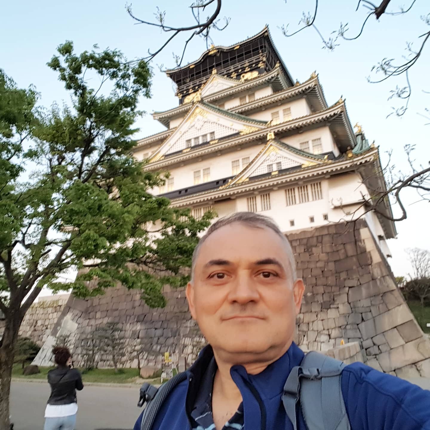 Hoy comparto las fotos de la visita que realice el año pasado al Castillo de Osaka (大坂城・大阪城 'Ōsaka-jō'?). Luego de haber asistido a la maestría de Reiki Ryoho con Hiroshi Doi, y participar en el Koryo-kai, por alguna razón dejé de publicar fotos de los sitios que seguí visitando durante mi viaje en Japón. Hoy puedo entender, que mi mente, emoción y espíritu estaban enfocados en mi interior, en lo que había vivido, y deje de compartir con ustedes. Hoy me disculpo con todos ustedes y cada semana terminare de compartir el resto del viaje. El castillo de Osaka u Osaka-jō (大阪城) es un importante castillo situado en la ciudad de Osaka, que tuvo un papel fundamental durante el proceso de unificación de Japón en el siglo XVI y que resulta una visita obligatoria si van a esta hermosa ciudad japonesa. Asimismo, es uno de los tres castillos japoneses más importantes de los construidos en alto frente a una llanura. El castillo de Osaka, situado en el Parque del castillo (Osaka-jo Kōen), comenzó a construirse en 1583 de la mano de Toyotomi Hideyoshi, quien quería que se convirtiera en el centro del Japón unificado siendo el mayor castillo de la época.La torre principal del castillo, con sus ocho pisos interiores y cinco pisos exteriores, milagrosamente, esquivó todos los bombardeos y aguantó en pie durante la segunda guerra mundial.Además de la torre principal, el castillo tiene varias murallas, fosos, puertas y pequeñas torres de defensa. Tuve la fortuna de visitar Osaka en abril, y la experiencia de pasear por los jardines Nishinomaru, con sus 600 cerezos fue espectacular.Gracias, Gracias, Gracias, a Dios, la conciencia Universal, Japón por recibirnos y compartir con nosotros su extraordinaria belleza y energía, a Doi Hiroshi, la familia Gendai Gendai Reiki Healing Association y a ustedes por acompañarme en este viaje de despertar y evolución. Gassho @dinopierini.#reikivenezuela #dinopierini #osaka #japon #reikisalud #totalcoherencia #reikimaracaibo