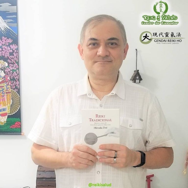 Feliz y celebrando el haber recibido por fin mi libro del REIKI TRADICIONAL, del maestro…