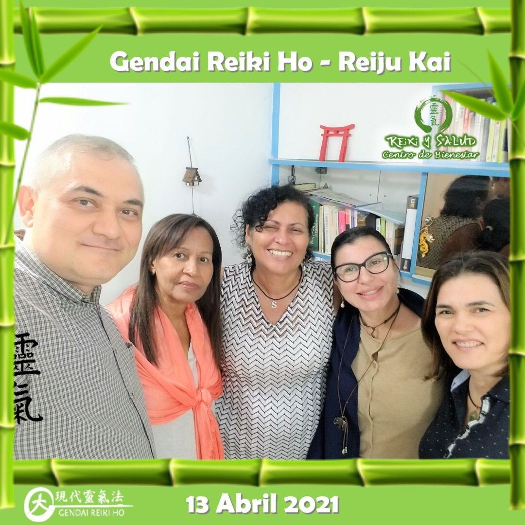 Hoy jueves, comparto la foto del Reiju Kai (Encuentro), celebrado el 13 de Abril en Casa Reiki y Salud.Gracias, gracias, gracias a Edith, Isabel, Sonia y Esmeralda, por tan especial encuentro, buscando expandir nuestra vibración energética y crecer juntos.Esta es una tradición desde los inicios de Reiki Ho, donde los practicantes de la Usui Reiki Ryojo Gakkai, se reunían periódicamente, con el objetivo de expandir la vibración energética y consolidar nuestro vínculo con la energía Reiki. Al recibir Reiju, continuamente fortalecemos nuestra conexión con la fuente de Reiki y mejoramos como canales de la energía.Casa Reiki y Salud, una caricia para el alma, ampliando el circulo de luz, promoviendo una vida de salud y felicidad.Un abrazo de luz, Gracias, gracias, gracias, gassho. Námaste.#reiki #reikimaracaibo #reikivenezuela #sanación #salud #reikiusui #gendaireiki #gendaireikiho #usuireiki #usuireikiho #usuireikiryoho #reikigendai #louisehay #mikaousui, #talleresreiki #cursosreiki #cursoreiki #tallerreiki #saludmaracaibo #talleresenmaracaibo #capacitación #cursosenmaracaibo #KoryuKai #ReijuKai
