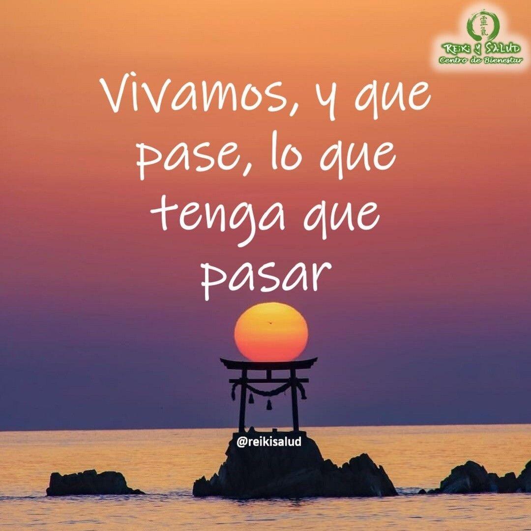Vivamos, y que pase, lo que tenga que pasar.A veces debemos dejarnos llevar por la corriente. No podemos controlarlo todo, simplemente porque que existen muchas cosas sobre las que no tenemos poder. A veces preferimos ir a lo seguro, cuando lo que en realidad queremos, es vivir al limite. Deseamos la libertad , pero nos aferramos a lo conocido. Buscamos el equilibrio evitando improvisar. Creemos que el tiempo está a nuestra disposición, vivimos con prisa y hasta exigiéndolo todo como si lo mereciéramos.Debemos aprender a tener paciencia y relajarnos, para permitir que atraigamos la cosas, en vez de perseguirlas. A veces vivimos estancados por los recuerdos y estamos llenos de arrepentimientos de haber terminado algo o de haber hecho algo que no debíamos, y todas esas cosas nos ata en el camino y no nos deja avanzar. Debemos vivir y aprovechar la vida como lo merecemos.Debemos confiar en nuestro futuro, si confiamos, entonces estamos proyectando confianza en Dios.La vida es más simple de lo que crees , por eso vive y deja que pase lo que tenga que pasar, baila entre la lluvia esperando el nuevo sol, vive la oscuridad para volver a ver el día. Juega con los recuerdos y transfórmalos en nuevos sueños. Inventa colores para pintar una nueva vida. Mira las cosas viejas con nuevos ojos para darles nuevos sentidos. Ama sin preguntar por qué. Besa hasta que tus labios revienten y tu corazón se quede sin aliento. Ríe a carcajadas. Conoce gente. Disfruta el camino de la vida, empodérate de la alegría, ya que en definitiva, salud es sentir alegría.¿Tu que piensas de esta declaración?️Feliz viaje de autodescubrimiento y despertarGracias, gracias, gracias, Namaste, @dinopierini#reiki #reikimaracaibo #reikivenezuela #reikiusui #paz #gratitud #reikisalud #reikizulia