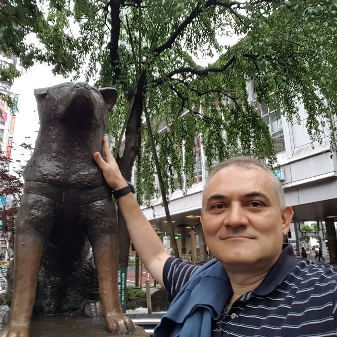 ️ Hoy comparto un #TBT de hace dos años, cuando invitado por unos grandes amigos y compañeros de viaje en Japón, fuimos a visitar el monumento al perro Hachiko, que quizás alguno de ustedes haya escuchado su historia.Hachiko fué un perro de raza Akita que pertenecía a Hidesaburo Ueno, un profesor de ingeniería de la Universidad de Tokio.El perro acompañaba al profesor, a la estación de Shibuya, para despedirse allí todos los días y, al final del día, volvía a la estación para recibirlo. Esta rutina, que pasó a formar parte de la vida de ambos, y no fue inadvertida ni por las personas que transitaban por el lugar ni por los dueños de los comercios de los alrededores.Esta rutina continuó sin interrupciones hasta el 21 de mayo de 1925, cuando el profesor Ueno sufrió una hemorragia cerebral mientras daba sus clases en la Universidad de Tokio, y murió. Esa tarde Hachikō fué a la estación a esperar la llegada del tren, pero el profesor no volvió esa noche. Hachikō se quedó a vivir en el mismo sitio frente a la estación durante los siguientes 9 años de su vida.Conforme transcurría el tiempo, Hachikō comenzó a llamar la atención de propios y extraños en la estación; mucha gente que solía acudir con frecuencia a la estación habían sido testigos de cómo Hachikō acompañaba cada día al profesor Ueno antes de su muerte. Fueron estas mismas personas las que cuidaron y alimentaron a Hachikō durante ese largo período.La devoción que Hachikō sentía hacia Hidesaburo Ueno, conmovió a los que lo rodeaban, quienes lo apodaron el perro fiel. En abril de 1934, una estatua de bronce fue erigida en su honor en la estación Shibuya, y el propio Hachikō estuvo presente el día que se inauguró.Su nombre se escribe ハチ公 en idioma japonés. Actualmente se lo conoce como Chūken Hachikō (忠犬ハチ公), ‘el perro fiel Hachikō’.La plaza donde se encuentra la estatua aún permanece y sus fotos de mi visita las comparto.Gracias, Gracias, Gracias, a Dios, la conciencia Universal y Reiki Ho, por permitirme conectar con esta extraordinaria y bella e historia de vida; y a ustedes por acompañarme en este viaje de despertar y evolución, Gassho @dinopierini