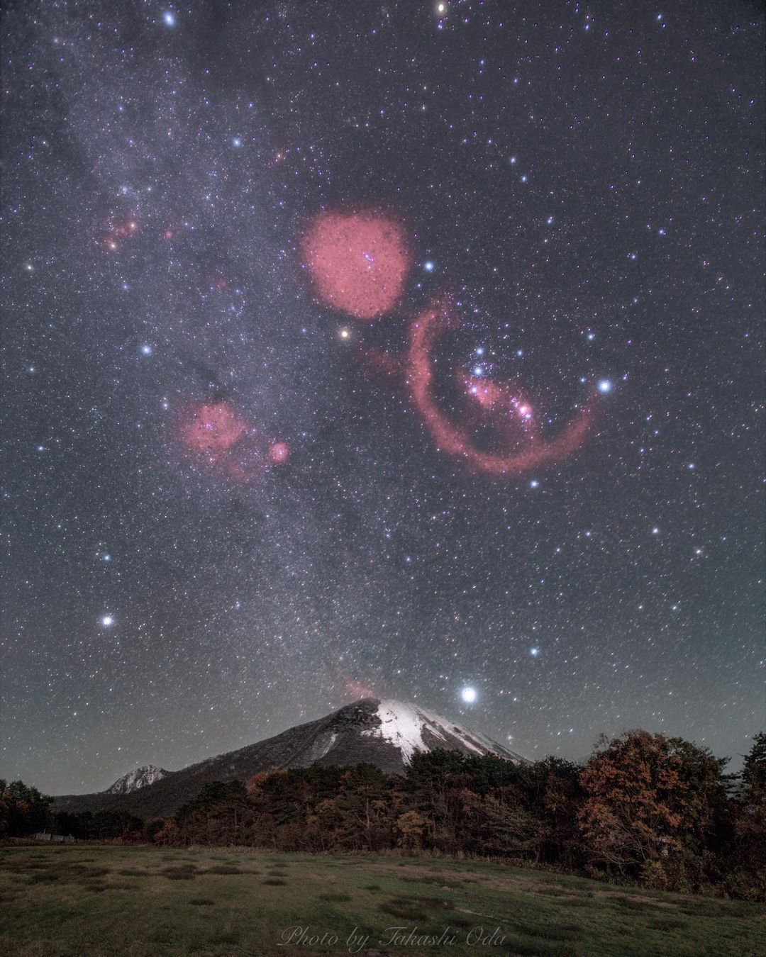 Hakuya Fuji, anunciando la llegada del invierno. Que espectacular vista en Oyama, a finales de otoño, anunciando la llegada del Invierno. Increíble como el universo se comunica con nosotros.📸Foto tomada por Takashi Oda @oda_taka_photo, el 2021.11.29, en la prefectura de Tottori, Japón.¿Que sitio de Japón te gustaría visitar?Feliz viaje de autodescubrimientoGracias gracias gracias, un abrazo de luz, Gassho, Dino#reikivenezuela #reikimaracaibo #reikizulia #reikisalud#total_japan#total_nature_japan#lovers_nippon#japantravelphoto