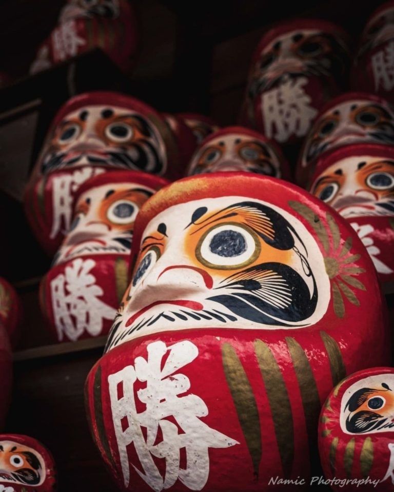 Aunque algunos lo consideran un juguete, Daruma tiene un diseño rico en simbolismo y es…