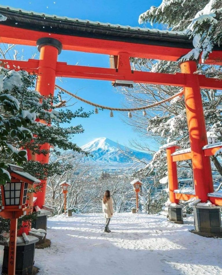 ⛩️El santuario Arakura Fuji Sengen-jinja, su Tori y pagoda se yerguen orgullosos en el hermoso…