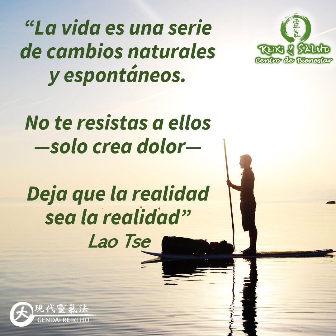 “La vida es una serie de cambios naturales y espontáneos. No te resistas a ellos —solo crea dolor—. Deja que la realidad sea la realidad”, Lao Tse.Nuestra sociedad nos ha enseñado a buscar siempre la seguridad, de manera que tenemos grandes dificultades para lidiar con la incertidumbre.Por eso, buscamos afanosamente la seguridad en puestos de trabajos que podemos perder en cualquier momento, en relaciones que no son eternas o en posesiones que se rompen o quedan obsoletas.Lao Tse nos propone una forma de vivir diferente al explicarnos que una de las principales fuentes de dolor y sufrimiento es nuestra tendencia a aferrarnos a la seguridad y negar el cambio. Sin embargo, negar la naturaleza cambiante de la realidad no la borrará, al contrario, nos impedirá lidiar con ella de manera adaptativa y recuperarnos del golpe.Feliz viaje de autodescubrimiento y despertar.Casa Reiki y Salud, una caricia para el alma, ampliando el circulo de luz, promoviendo una vida de felicidad y bienestar.Gracias, gracias, gracias, Námaste, @dinopierini#reiki #reikimaracaibo #reikivenezuela #sanación #salud #reikisalud