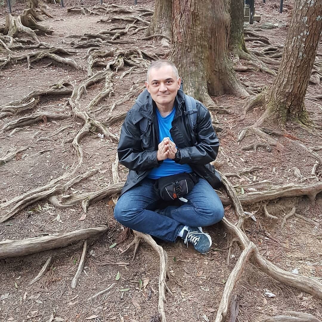 Hoy comparto las fotos de la visita cuando visite por primera vez en el 2019, al Monte Kurama (鞍馬山, Kurama-yama), cuna del Usui Reiki Ryoho. Fue un día de una total inspiración, llena de regalos naturales, energía y meditación.⛰El Monte Kurama es una montaña sagrada hacia el norte del palacio imperial de la antigua capital de Japón, Kyoto, cuya base queda a casi una hora en tren/metro.Es un lugar sagrado tanto para Sintoísmo como el Budismo, con una gran historia y leyenda; incluyendo la de la Usui Reiki Ryoho. Kurama es el nombre del templo, el pueblo y la montaña.⛰La primera parte es un camino de peregrinación que pasa por múltiples templos y santuarios con senderos por entre los bosques. Es una subida liviana con muchas vueltas y lugares para sentarse a meditar o descansar. El destino de peregrinación es el templo principal.Después del templo hay un santuario natural. En medio del bosque de cedros hay una capilla en que se puede meditar que lamentablemente fue medio destruida por un tifón que azotó Japón.Este es el lugar es donde Sensei Mikao Usui meditó por 21 días y alcanzo la inspiración del Usui Reiki Ryoho.En el sitio donde Mikao Usui peregrino, realizamos una meditación para fortalecer nuestra conexión con la energía y conectarnos más profundamente con el bosque y naturaleza. Feliz y agradecido de haber venido y experimentar los regalos del Monte Kurama.Gracias, Gracias, Gracias a Dios, a la conciencia universal por llevarme a la cuna del Usui Reiki Ryoho y a ustedes por acompañarme en este viaje de despertar y evolución. Gassho @dinopierini. Casa Reiki y Salud y la escuela Gendai Reiki Ho te invitan a conocer esta bella práctica y promover tu salud y bienestar.Con toda la certeza que, si lo CREES, lo CREAS, compartimos desde Casa Reiki y Salud, un abrazo de luz, con la confianza de que Dios está con nosotros y somos uno con la conciencia universal, y recuerda: ¡a sonreír, agradecer y abrazar tu vida!www.gReiki.com#gendaireiki #venezuela #venezuelaprospera #reiki #reikivenezuela #casagendaireiki #dinopierini #kyoto #kurama #montekurama #mikaousui #cunareilki #tbt #reikizulia #reikimaracaibo