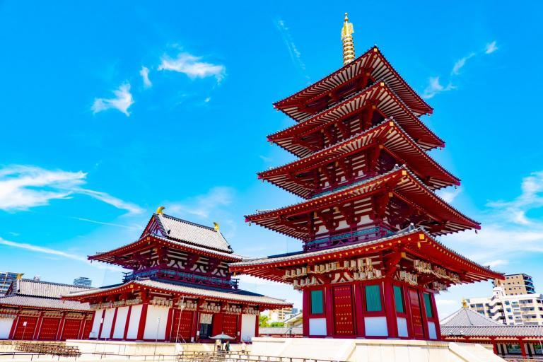 Shitennō-ji (四天王寺?) es un templo budista situado en Osaka, Japón. El Príncipe Shotoku invitó a…