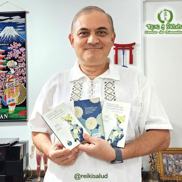Feliz y celebrando el haber recibido los primeros ejemplares del 𝐥𝐢𝐛𝐫𝐨 𝐏𝐨𝐞𝐦𝐚𝐬 𝐝𝐞𝐥 𝐞𝐦𝐩𝐞𝐫𝐚𝐝𝐨𝐫 𝐌𝐞𝐢𝐣𝐢,…