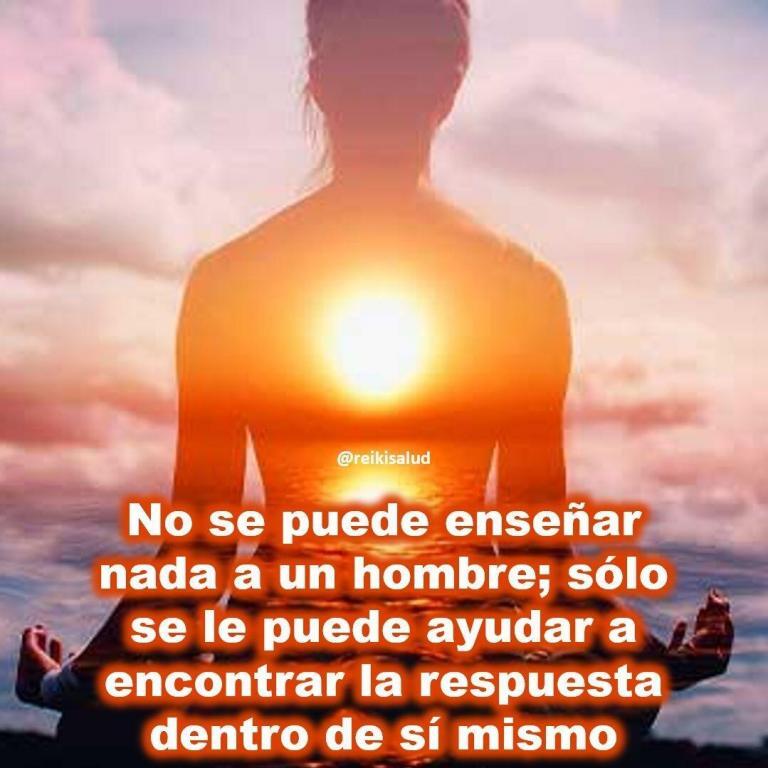 No se puede enseñar nada a un hombre, solo se le puede ayudar a encontrar…