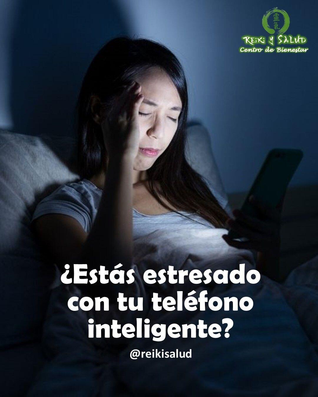 "Tecnoestrés" es la incapacidad de hacer frente a las nuevas tecnologías de una manera saludable. Ocurre cuando el rápido desarrollo de la tecnología supera la capacidad de la sociedad para comprender cómo usarla de manera responsable.Entra el smartphone, reloj inteligente y tableta: Dispositivos que nos permite estar totalmente accesibles en todo momento.Este es un fenómeno moderno y, para ser franco, realmente no sabemos cómo manejar este nivel de conectividad constante. Como resultado, existe la expectativa de que siempre deberíamos estar disponibles: responder a ese mensaje de texto, responder a ese correo electrónico, contestar esa llamada telefónica, dar "me gusta" a ese comentario de Facebook. Y dado que muchos de nosotros llevamos nuestra bandeja de entrada, libreta de direcciones y red social en nuestro bolsillo (o en nuestra muñeca); y eso significa poco tiempo para relajarnos y regalarnos un espacio en la intimidad.La amenaza siempre presente de las interrupciones del teléfono puede tener efectos secundarios como los síntomas de depresión u otras enfermedades mentales, tales como: fatiga crónica, cinismo, dificultad para concentrarse, tensión muscular, mala gestión de prioridades, una sensación de ineficacia, además de descontrolar los ciclos naturales de SUEÑO y DESCANSO.No dejes que tu smartphone te estrese.Reflexiona y decide desconectarte un poco y repensar el papel que juega su tecnología portátil en su vida.Sugerencias:Mantén tu teléfono en silencio o desactiva las notificaciones en horas de descanso y comidas.Es difícil resistir el impulso de revisar su teléfono cuando está vibrando o sonando en tu bolsillo. Ayúdate cambiando tu teléfono a silencio o desactivando las notificaciones.Carga tu teléfono a una distancia seguraSi está cargando su teléfono inteligente en su mesita de noche o al lado del sofá, es más probable que responda inmediatamente a un mensaje o notificación. Un poco de distancia de su teléfono le hará bien.Gracias, gracias, gracias, Namaste, @dinopierini🌐 Página WEB: www.gReiki.com#despertar #reikimaracaibo #reikizulia #reikivenezuela #reikisalud #totalcoherencia #reikisalud #bienestar #reiki