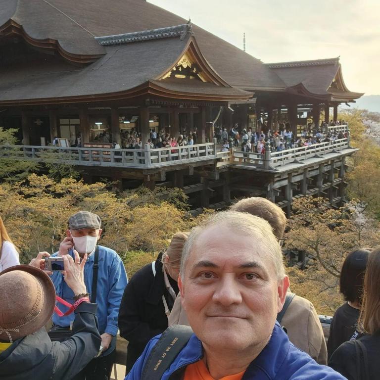 Hoy tuve el dicha de visitar Kiyomizu-dera (o Kiyomizudera, 清水寺,(en japonés templo del agua pura)…