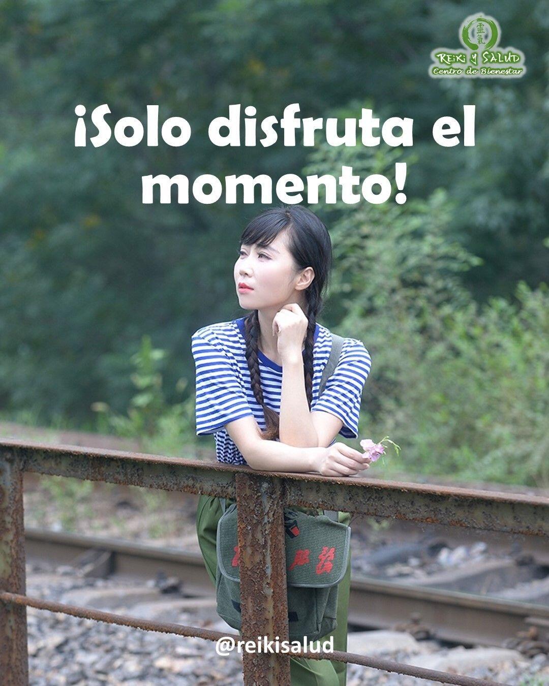 La atención plena es simplemente estar completamente presente en el momento y consciente de lo que estás haciendo y dónde estás. Es el acto de prestar atención a tus pensamientos, sentimientos y sensaciones a medida que suceden. Es tomar nota de tu entorno. La atención plena es una forma simple y efectiva de reducir el estrés porque evita que reacciones o te sientas abrumado por las distracciones y la presión.Se ha demostrado que el uso de ejercicios de atención plena te ayuda a distanciarse de las preocupaciones que no necesariamente lo afectan en este momento, pero que están causando estrés.Estar presente es una oportunidad para reconocer el estrés innecesario, asociada a la ansiedad por el futuro o depresión por el pasado. De hecho, incluso puede ayudarte a ser más productivo.Una de las mejores maneras de estar más arraigado en el momento es prestar atención a las sensaciones de tu cuerpo y el entorno que te rodea. Una buena manera de comenzar es centrándose en su respiración. Prueba esta sencilla práctica de atención plena:️Comienza con algunas respiraciones profundas y simples. Esto naturalmente lo preparará para relajarse al reducir su ritmo cardíaco y presión arterial.️Pon tu conciencia en tu respiración, inhalando y exhalando normalmente por la nariz.Cuando surjan pensamientos, simplemente etiquételos, "pensar" o "vagabundear" para ti mismo, y devuelve tu conciencia a tu respiración. Es natural que surjan pensamientos, pero el ejercicio aquí es volver a la respiración consciente.️Puedes practicar la respiración consciente durante tan solo 30 segundos o hasta 20 minutos. Depende totalmente de usted y de lo que se adapte a sus necesidades.️Cuando termines de estar presente por unos minutos, puedes volver a entrar en el mundo relajado y preparado para abordar tus responsabilidades con una nueva perspectiva.️ Feliz viaje de auto descubrimiento y despertar.Gracias, gracias, gracias, Namaste, @dinopierini🌐 Página WEB: www.gReiki.com#despertar #reikimaracaibo #reikizulia #reikivenezuela #reikisalud