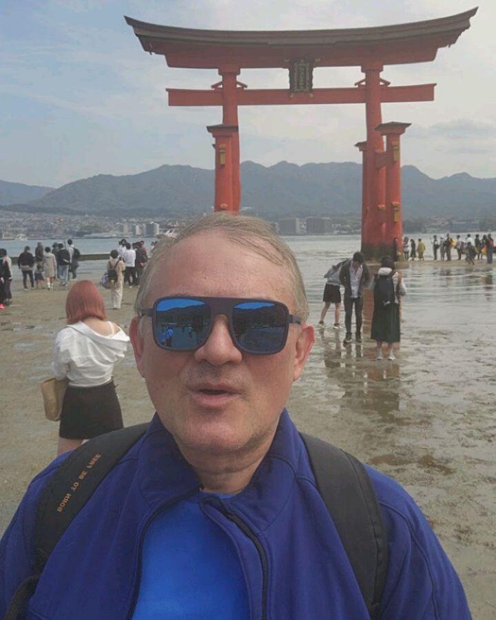 Compañeros de viaje comparto la experiencia de la visita a Itsukushima (厳島). Es una isla en la parte occidental del Mar Interior de Japón , ubicada en el noroeste de la Bahía de Hiroshima.Es conocida popularmente como Miyajima (宮島) , que en japonés significa "Isla del Santuario.La isla es un Santuario y quien nos da la bienvenida es el Tori flotante que podemos ver en la foto.Itsukushima es famoso por el Santuario de Itsukushima , declarado Patrimonio de la Humanidad por la UNESCOGracias Gracias gracias por acompañarme en este viaje de despertar y expansión de consciencia, Gassho, Dino#reikivenezuela #reikimaracaibo #Itsukushima #hiroshima #Miyajima #paz #plenitud