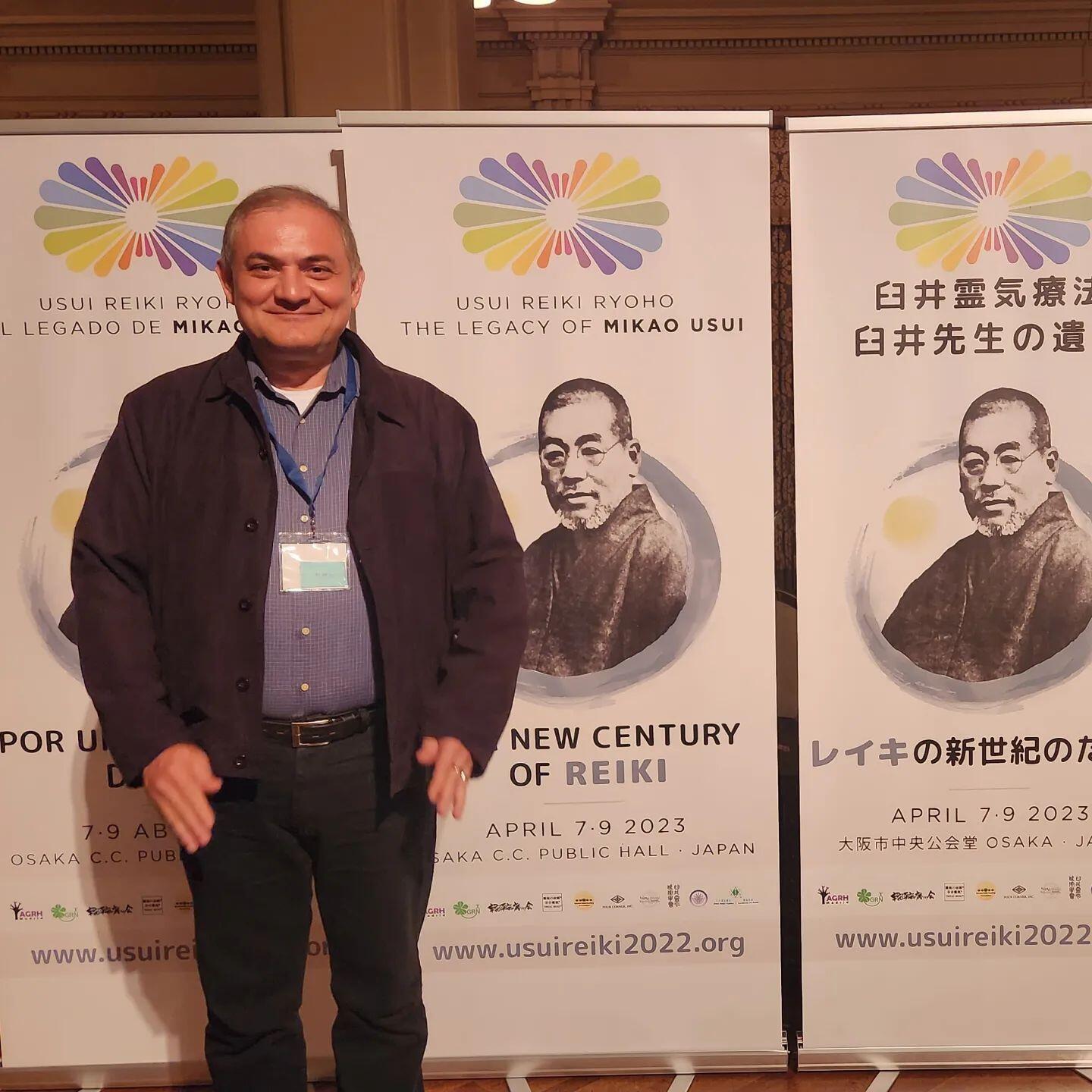 Compañeros de viaje, hoy inicia la *Ceremonia de inauguración de la Celebración del Centenario del Usui Reiki Ryoho*, la cual se ha llamado: *Usui Reiki Ryoho, Por un Nuevo Siglo de Reiki, El legado de Mikao Usui*, en el OSAKA CITY CENTRAL PUBLIC HALL.Agradecido con Dios, mama, papá, mi esposa, mis hijos y todos ustedes por acompañarme a esta celebración, aquí en Osaka Japón, celebración que también es de todos los que estamos en el planeta conectados con el camino de la paz y plenitud, con el deseo de mantenernos en armonía y bienestar. Celebramos al Usui Reiki Ryoho, bajo una misma bandera, la bandera que *Somos Uno, todas las escuelas y sistemas, todos los linajes, que viva Mikao Usui y su legado*.La ceremonia se inicia esta tarde, comparto con ustedes el *programa de Hoy*:Presentación y bienvenida.Proyección sobre Mikao Usui y la historia del Reiki.Saludo de la organización y colaboradores: María José Fortea (Presidenta de la Asociación Gendai Reiki Ho Madrid). Hirokazu Maruno (Presidente de la Gendai Reiki Network). Wang Yu-Chien (Presidente de la Sociedad Internacional de Usui Reiki Ryoho).Palabras de bienvenida de personalidades relacionadas con la figura de Mikao Usui: El sacerdote Hibino del Templo Amataka (Taniai, Gifu) y Emily Hayashi, la Presidenta de Asociación Reiki Taniai.Concierto de música por Hiroki Okano y Nobuhito Tomooka.Les estaré compartiendo en la medida de lo posible videos del evento y experiencias de esta celebración, que es de todos.Gracias gracias gracias, Gassho, @dinopierini#mikaousui #reiki #centenarioreiki #osaka #reikipractitioner #usuisensei #reikicentenary #reikivenezuela #reikimaracaibo