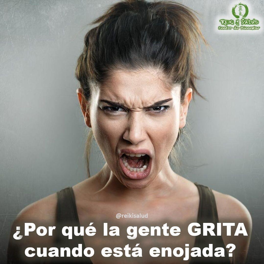 ¿Por qué la gente grita cuando está enojada?Cuenta una Historia Tibetana, que un día un viejo sabio pregunto a sus seguidores lo siguiente:¿Porque la gente se grita cuando están enojados? .Los hombres pensaron unos momentos: Porque perdemos la calma, dijo uno, por eso gritamos.¿Pero porque gritar cuando la otra persona está a tu lado?, pregunto el sabio.. ¿No es posible hablarle en voz baja?, ¿Por qué gritas a una persona cuando estas enojado?Los hombres dieron algunas otras respuestas, pero ninguna de ellas satisfacía al sabio.Finalmente él explicó: Cuando dos personas están enojadas, sus corazones se alejan mucho. Para cubrir esa distancia deben gritar, para poder escucharse. Mientras más enojados estén, más fuerte tendrán que gritar para escucharse uno a otro a través de esa gran distancia.Luego el sabio continuó: ¿Que sucede cuando dos personas se enamoran? Ellos no se gritan, sino que se hablan suavemente, ¿Por qué? Sus corazones están muy cerca, la distancia entre ellos es muy pequeña.El sabio sonrió y dijo. ¿Cuándo se enamoran más aún, que sucede?, No hablan, solo susurran y se vuelven aún más cerca en su amor.Finalmente, no necesitan siquiera susurrar, solo se miran y eso es todo. Así es cuan cerca estén dos personas que se aman.Luego dijo: Cuando discutan no dejen que sus corazones se alejen, no digan palabras que los distancien más, puede llegar un día en que la distancia sea tanta grande, que no encuentren más el camino de regreso.Hermosa reflexión que los invito hoy hacer.️ Feliz viaje de auto descubrimiento y despertar.Casa Reiki y Salud, una caricia para el alma, ampliando el circulo de luz, promoviendo una vida de felicidad y bienestar.Gracias, gracias, gracias, Namaste, @dinopierini️ Comparte esta publicación con quien te vino a la mente cuando la leíste., Gracias, gracias gracias🌐 Página WEB: www.gReiki.com#despertar #reikimaracaibo #reikizulia #reikivenezuela #reikisalud #totalcoherencia #reikisalud #smile #bienestar #reiki