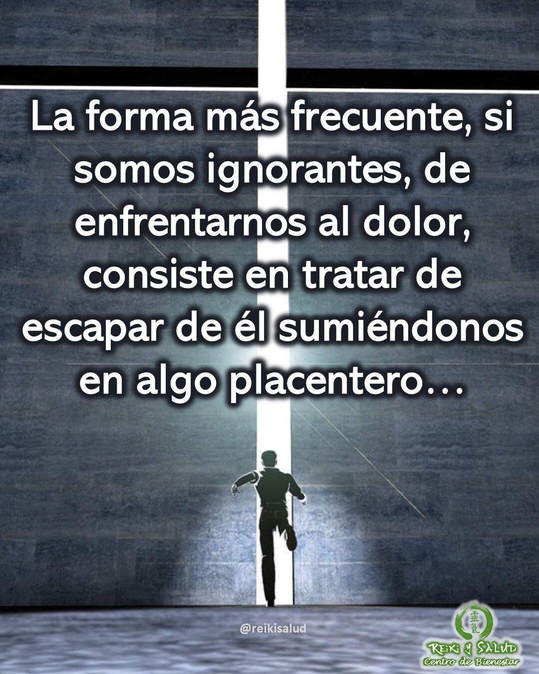 La forma más frecuente, si somos ignorantes, de enfrentarnos al dolor, consiste en tratar de escapar de él sumiéndonos en algo placentero, lo que conduce a una búsqueda ciega del placer sensorial y acaba desembocando en la angustia y el problema.Jon Kabat-ZinnEn términos biológicos, el dolor y el placer están estrechamente relacionados. Todo comienza cuando percibimos un estímulo externo. Nuestro cerebro se encarga de procesarlo y de diferenciar si es placentero o doloroso. Dependiendo de lo que determine, el hipotálamo desencadenará una respuesta endocrina, liberando endorfinas. Y ¿qué son las endorfinas? Son las encargadas de enviar las señales a nuestro cerebro para aliviar el dolor y dar sensación de bienestar.Pues bien, esta sensación de alivio nos puede generar una percepción placentera que deriva en un fenómeno conocido por algunos autores como “masoquismo benigno”, es decir, la búsqueda del dolor que sabemos que no va a tener consecuencias graves sobre nuestra salud. Como podrás ver, aquí es donde entra en juego nuestra mente o agentes externos a los que nos podemos conectar para compensar el dolor con el placer, sintiendo bienestar, pero sin trabajar la causa raíz del mismo.Entender para que el cuerpo manifiesta ese dolor es clave para trascenderlo, sin generar apegos o adicciones.Por favor comparte con nosotros tus opiniones️ Feliz viaje de auto descubrimiento y despertarGracias, gracias, gracias, Namaste, @dinopierini🌐 WEB: www.gReiki.com#despertar #reikimaracaibo #reikizulia #reikivenezuela #reikisalud