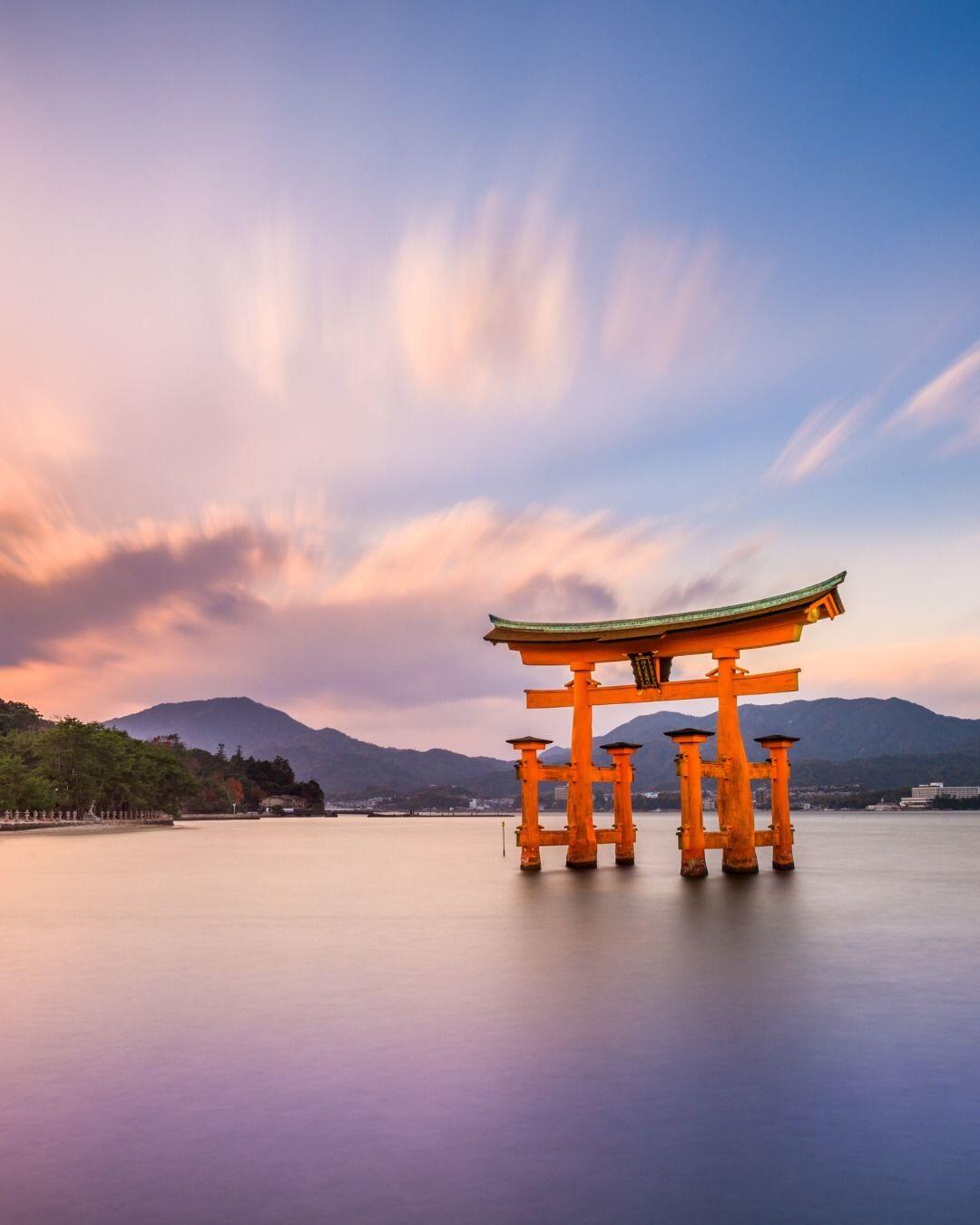 Si aún no lo ha escuchado, el gran torii del Santuario Itsukushima de Miyajima debes conocerlo. Asegúrese de visitar la isla sagrada y el resto de la región de Setouchi la próxima vez que visite Japón.El Santuario Itsukushima (厳島神社 (嚴島神社), Itsukushima-jinja) es un santuario sintoísta en la isla de Itsukushima (popularmente conocido como Miyajima), mejor conocido por su puerta torii "flotante". Se encuentra en la ciudad de Hatsukaichi en la prefectura de Hiroshima en Japón, accesible desde el continente en ferry en la estación de Miyajimaguchi. El complejo del santuario está catalogado como Patrimonio de la Humanidad por la UNESCO, y el gobierno japonés ha designado varios edificios y posesiones como Tesoros Nacionales.El santuario de Itsukushima es una de las atracciones turísticas más populares de Japón. Es más famoso por su espectacular puerta, o torii en las afueras del santuario, los picos sagrados del Monte Misen, extensos bosques y su vista al mar.Yo lo conocí en Abril de este año y fué una experiencia maravillosa, no solo por su energía sino también su belleza. Comparto fotos cuando ya esta la marea alta.Otro Tesoro de Japón.¿Qué sitio de Japón te gustaría visitar y con quién?️ Feliz viaje de autodescubrimiento y despertarCasa Reiki y Salud, una caricia para el alma, ampliando el circulo de luz, promoviendo una vida de felicidad y bienestar.Gracias, gracias, gracias, Gassho, @dinopierini🌐Página WEB: www.gReiki.com#reikimaracaibo #reikivenezuela #reikizulia #reikisalud