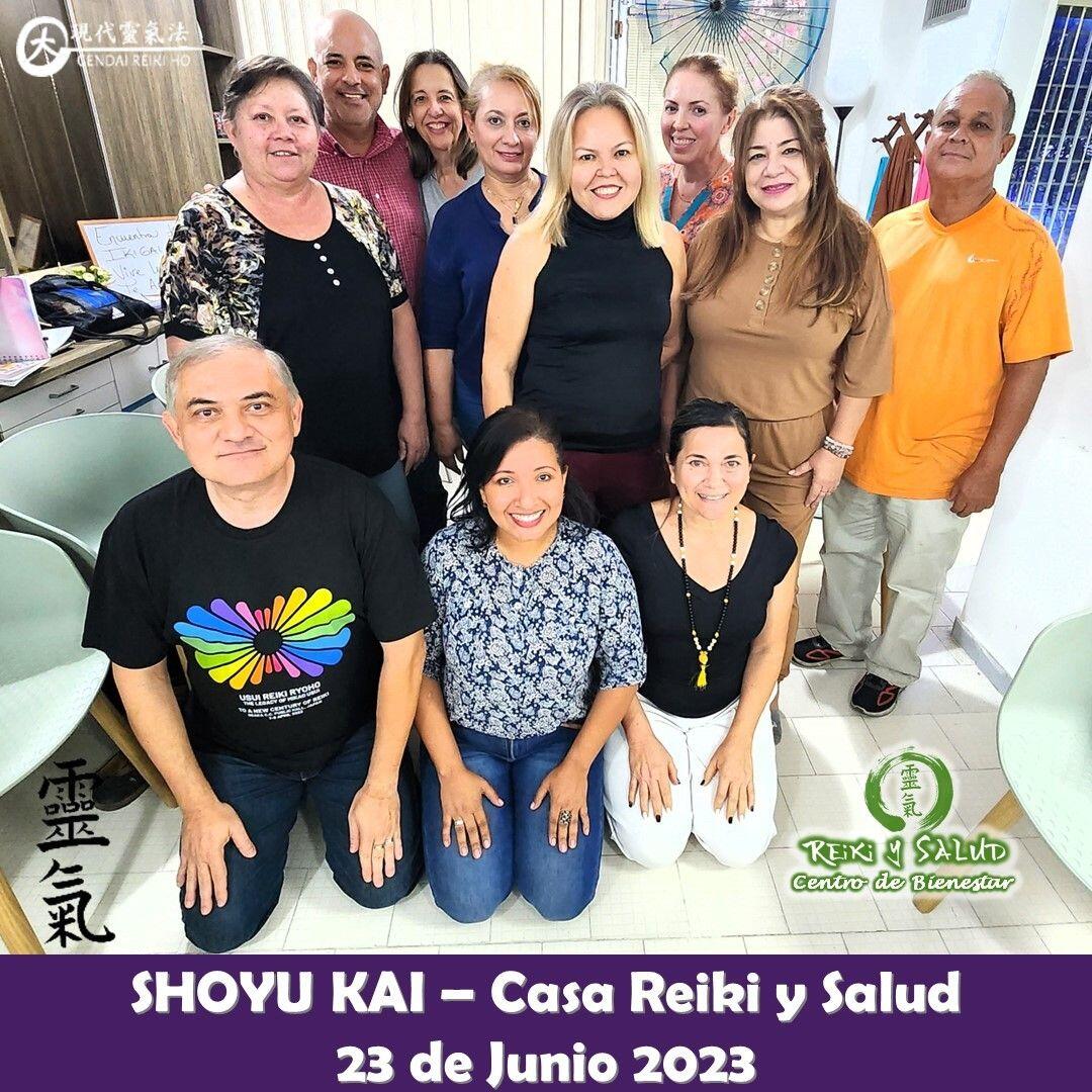 Compañeros de viaje, comparto el primer encuentro de maestros de Gendai Reiki Ho, en Maracaibo, bajo la modalidad de Shoyu Kai. Esta es una tradición desde los inicios de Reiki Ho, donde los practicantes de la Usui Reiki Ryojo Gakkai, se reunían periódicamente, con el objetivo de expandir la vibración energética y consolidar el vínculo con la energía de la más alta vibración.El trabajo personal es indispensable para mejorar siempre como canal, pero debe ser complementado con el trabajo en equipo, en grupo, lo cual nos potencia aún mas.Un encuentro especial, donde compartirmos:️Meditación Sanadora️ Poema del Emperador Meiji️ Gokai (Principios de Reiki)️ Auto Reiju️ Reiju entre maestros️ Mawashi (Círculo Reiki)️ Ketsueki Kokan Ho (Limpieza de Sangre)️ Reflexiones y se aclararon inquitudesGracias gracias gracias a todas las maestras y maestros de Gendai Reiki Ho que participaron. Es sabernos acompañados, compartiendo un mismo camino, mejorando como canales de la energía, expandiendo nuestra consciencia.Si deseas participar puedes realizar el registro a través del enlace que se encuentra en nuestra página WEB.Casa Reiki y Salud, comparte las técnicas de la Gendai Reiki Healing Association de Japón, con el respaldo internacional de la Gendai Reiki Network. Cursos dictados por Dino Pierini (@DinoPierini), Shihan de la escuela Gendai Reiki Ho desde el año 2008 y miembro de la Gendai Reiki Healing Association en Japón.️Si entre tus propósitos en el año 2023 esta empoderarte de poder de autosanar, te invitamos a acompañarnos en el próximo viaje de sanación.️ Casa Reiki y Salud, una caricia para el alma, ampliando el circulo de luz, promoviendo una vida de salud y felicidad.Gracias, Gracias, Gracias, Námaste, @dinopierini🌐 Página WEB: www.gReiki.com#reikiusui #reikivenezuela #reikimaracaibo #reikisalud #encuentros #shuyokai #reijukai