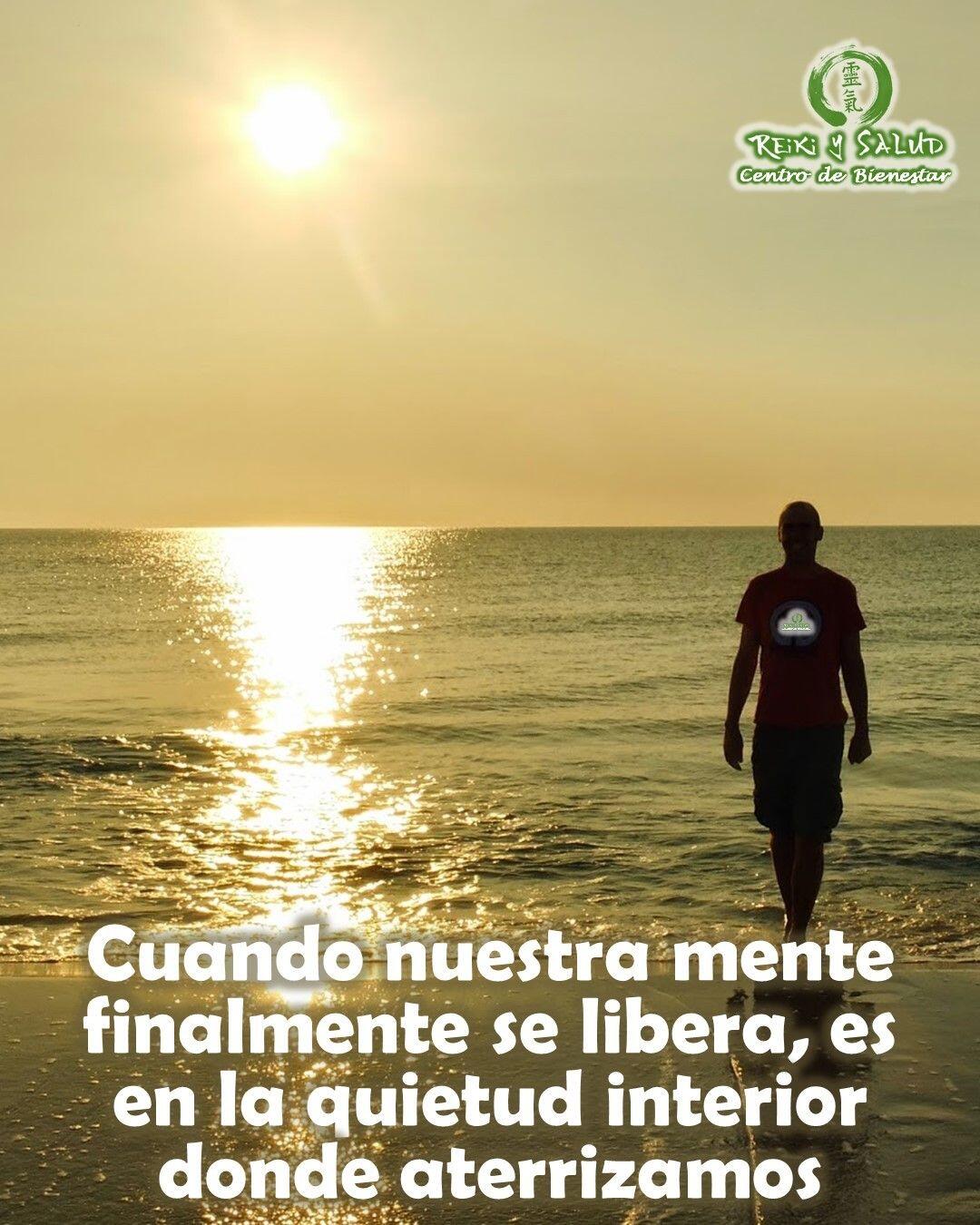 ¿No sería genial si la practicas de Quietud Interior fuera algo que todos hicieran a diario?Muchas culturas espirituales están de acuerdo en que la quietud interior crea una entorno para apoyar nuestra expansión de la conciencia, desencadenando un poder transformador.Cuando nuestra mente finalmente se libera, es en la quietud interior es donde aterrizamos. A partir de ahí podemos restablecer y mejorar la experiencia de nuestra vida.La quietud interior es un lugar en el que nuestro corazón puede hablarnos sin que nuestra mente lo saque de la carretera. Para "estar quietos y saber" primero tenemos que estar lo suficientemente quietos para escuchar.Te sugerimos practicar Respiración LUMINOSA DESDE EL CORAZÓN:️Encuentra un lugar para respirar tranquilamente durante unos minutos. (Cierre la puerta de su oficina o habitación, o el baño, o afuera en una zona tranquila.)️Enfoca tu atención en el área del corazón y permite que tu respiración fluya desde dentro y fuera del corazón o del área del pecho. Con cada exhalación imagina que tu mente, tus emociones y tu cuerpo se quedan quietos por dentro.️Desde ese lugar de quietud, siente una conexión afectuosa con alguien o una mascota con la que estés cerca, o simplemente concéntrate en la paz. Esto crea coherencia interna y una conexión más profunda con las sugerencias de tu corazón.️A medida que surjan pensamientos, positivo o negativo, no busques luchar con ellos, fluye suavemente, solo despidete amorosamente de ellos. Concéntrate en respirar amor y paz en la quietud, durante unos minutos para anclar la sensación en su celular memoria.Practicar la quietud interior te ayudará a recordar el sentimiento más rápidamente al discernir asuntos y direcciones importantes.Es una gran práctica para hacer como una rutina diaria de cuidado personal. Considere programar tiempo para descansos de quietud interior cada día. Le da a su mente y emociones la oportunidad de tomarse un descanso de la preocupación, la ansiedad y el procesamiento.¿Quieres aprender más sobre prácticas que promueven tu bienestar? Gracias, gracias, gracias, @DinoPierini🌐www.gReiki.com#reikimaracaibo #reikizulia #reikivenezuela