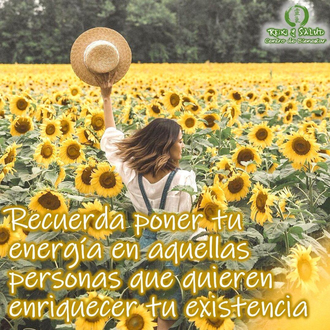 Recuerda poner tu energía en aquellas personas que quieren enriquecer tu existencia Todos los organismos, desde las bacterias hasta los humanos, incluidos los humanos, respondemos a ondas de energía invisibles que leen buenas y malas vibraciones. Así es como un organismo primitivo sabe cómo mantenerse con vida. Se mueve hacia cualquier cosa que le dé buena vibra y se aleja de cualquier cosa que le dé mala vibra. Así es como los organismos mantienen su energía. Es interesante, porque la mayoría hemos sido programados, desde niños, para no seguir nuestra intuición natural, sino escuchar lo que dicen los demás y ese es el primer gran error.Las palabras se pueden inventar. Eso significa que, si bien las palabras que provienen de ese individuo son maravillosas y se sienten bien, su intención puede no apoyarlo, y solo interactuando con esa persona, se puede sentir su vibración y verificar esta alineada o no con lo que dice. Esa es la relevancia, del idioma principal en el planeta, que es la vibración.Permitir sentir y confiar en la vibración de todo lo que te rodea, puede mejorar tu vida y protegerte de cualquier problema que hubiera causado la interferencia destructiva.Lo que está sucediendo en tu cuerpo, no solo está asociado con lo que está pasando en él, sino también en el entorno donde vives. ¿Por qué?, porque la energía de lo que te rodea está impactando tu energía y, en algunos casos, puede mejorar tu vida, tu vitalidad, tu salud, o esa energía puede perjudicarla.El primer punto de control de la salud siempre en tu cuerpo físico, pero no es suficiente y a veces el menos importante. Debes reflexionar sobre tu medio ambiente, el entorno donde vives, el entorno donde trabajas, con quien te relacionas, quienes te drenan tu energía vital y quienes te ayudan a regenerarla. La auto observación, es sumamente importante, mientras vas afinando tu sensibilidad Tu salud, depende principalmente de una persona TU. Feliz viaje de autodescubrimiento.Gracias, gracias, gracias, Namaste, @DinoPierini#felicidad #abundancia #meditacion #vida #gratitud #reikimaracaibo #reikizulia #reikivenezuela #saludybienestar #reikisalud #reiki